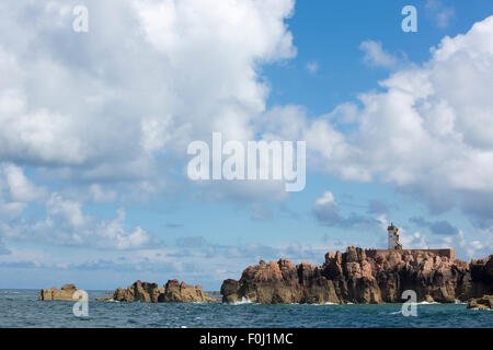 Faro sulla rocciosa costa nord dell isola di Brehat, Bretagna Francia Foto Stock