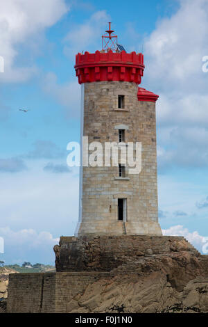 Faro di La Croix, un monumento nel comune di Ploubaslanec nella Cotes d'Armor in Bretagna, vicino all'Isola di Brehat. Foto Stock