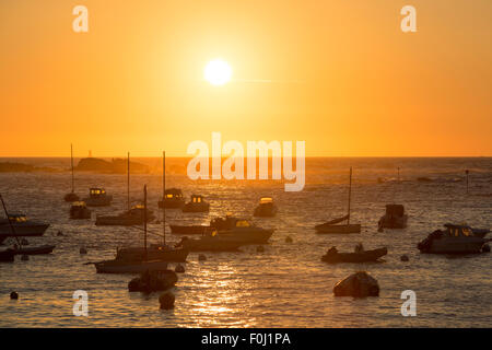 Tramonto sul porto di Trégastel con (tra Perros-Guirec e Pleumeur-Bodou, Bretagna, Francia). La Costa di Granito Rosa. Foto Stock