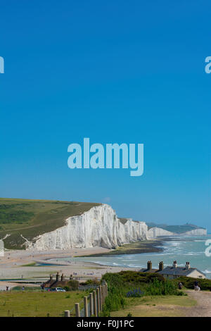 Una vista delle Sette sorelle Coastguard Cottages, Cuckmere Haven e la Manica in South Downs National Park Foto Stock