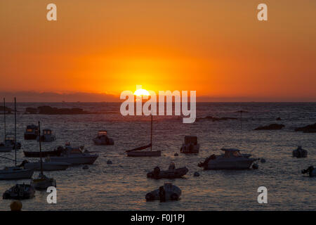 Tramonto sul porto di Trégastel con (tra Perros-Guirec e Pleumeur-Bodou, Bretagna, Francia). La Costa di Granito Rosa. Foto Stock