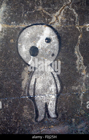 Alien carattere sulla parete in cemento dipinto sul muro di un vecchio Bunker tedesco in Bretagna, la Pointe de Pen Hir Foto Stock