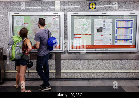 Madrid Spagna,stazione della metropolitana Ispanica Banco de Espana,metropolitana,treno,autostrada percorso mappa,programma,informazioni,uomo ispanico uomini maschio,donna donne,coupl Foto Stock