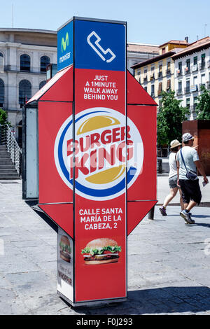 Madrid Spagna,Atocha ispanica,telefono pubblico,stand,annuncio,pubblicità,compagnia americana,Burger King,ristorante ristoranti ristorazione cafe cafe',Spain1506280 Foto Stock