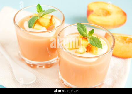 Frullato di pesche dessert (mousse) con yogurt e menta nella porzione bicchieri Foto Stock