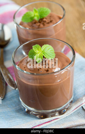 Mousse al cioccolato con menta nella porzione bicchieri Foto Stock