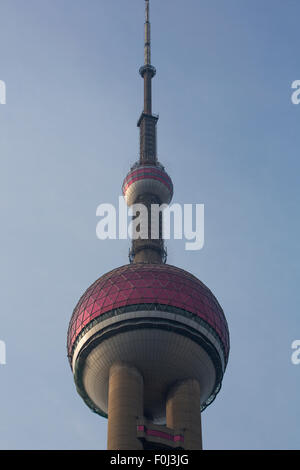 Close-up del Pearl Tower a Shanghai con un cielo blu dietro Foto Stock