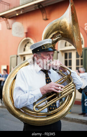 New Orleans street musicisti jazz con tubista serenata giù per le strade del Quartiere Francese Foto Stock