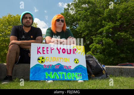 Port Huron, Michigan, Stati Uniti d'America. I residenti degli Stati Uniti e del Canada si sono stretti per opporsi a un piano per memorizzare i residui nucleari radioattivi metropolitana vicino al Lago Huron. Ontario Power Generation prevede di costruire un profondo deposito geologico a mezzo miglio dal lago vicino alla sua Kincardine, Ontario centrale nucleare. Gli attivisti dicono una perdita potrebbe mettere a repentaglio la fornitura di acqua potabile per milioni. Credito: Jim West/Alamy Live News Foto Stock