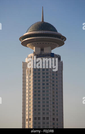 Edifici moderni a Shanghai con un cielo blu in background Foto Stock