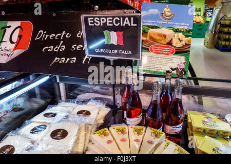 Madrid Spagna,Europa,spagnolo,latino ispanico Latino etnia immigrati minoranza,Centro,Plaza de Lavapias,Carrefour Market,supermercato,alimentari Foto Stock