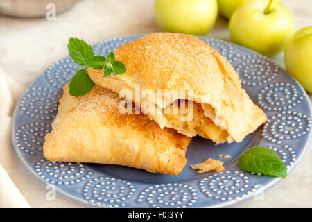 Aprire apple fatturato sulla piastra con la menta e mele crude close up Foto Stock