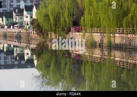 Edifici residenziali, alberi e piccolo canale in Qibao, Shanghai, Cina 2013. Foto Stock