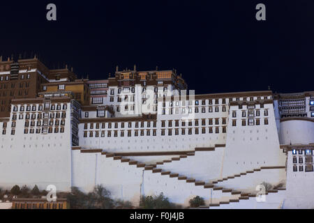 Palazzo del Potala di notte , il Tibet. La storica casa del Dalai Lama, Lhasa, in Tibet. Un sito Patrimonio Mondiale dell'UNESCO. Foto Stock