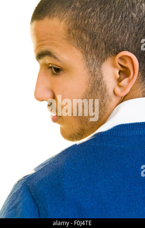 Giovane marocchino uomo guardando sopra la sua spalla Foto Stock