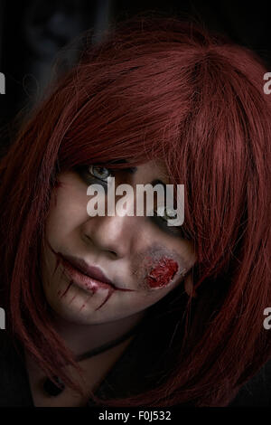 Femmina Zombie. Piercing occhi e viso make up di una femmina zombie Halloween carattere. Foto Stock
