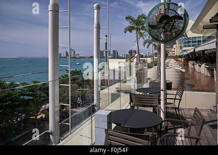 Terrazza ristorante e solarium con vista sull'oceano. Pattaya Thailandia S. E. Asia Foto Stock