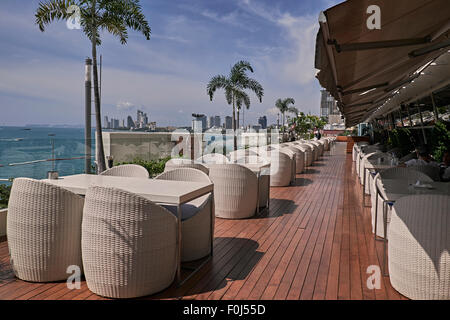 Terrazza ristorante con vista sull'oceano. Pattaya Thailandia S. E. Asia Foto Stock