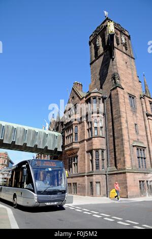 Il Consiglio House e la torre dell orologio con un moderno bus in primo piano, Coventry, West Midlands, Inghilterra, Regno Unito, Europa occidentale. Foto Stock