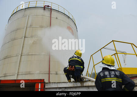 Hefei, cinese della provincia di Anhui. 17 Ago, 2015. Un drill incendio è tenuto ad un deposito di olio in Daxing città di Hefei, a est della capitale cinese della provincia di Anhui, Agosto 17, 2015. Credito: Du Yu/Xinhua/Alamy Live News Foto Stock