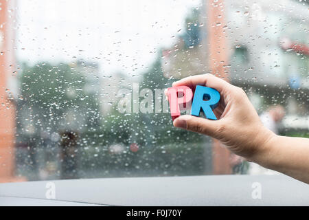 Parola PR. Close up lettere di legno. Foto Stock