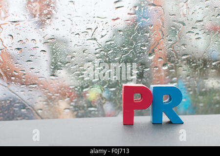Parola PR. Close up lettere di legno. Foto Stock