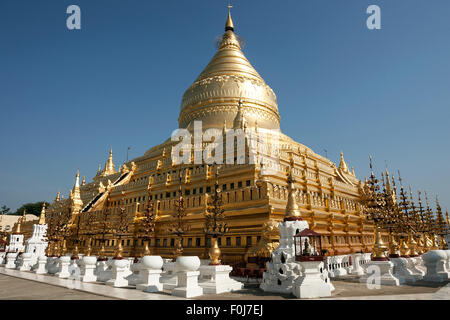 Stupa dorato di Shwezigon Pagoda, Mandalay Division, Bagan, Mandalay Division, Myanmar Foto Stock