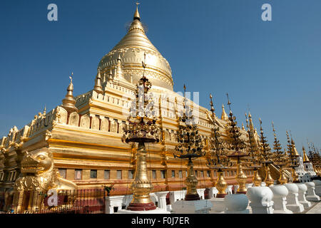 Stupa dorato di Shwezigon Pagoda, Mandalay Division, Bagan, Mandalay Division, Myanmar Foto Stock