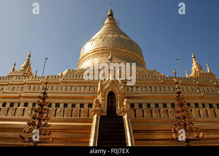 Stupa dorato di Shwezigon Pagoda, Mandalay Division, Bagan, Mandalay Division, Myanmar Foto Stock