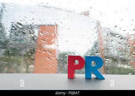 Parola PR. Close up lettere di legno. Foto Stock
