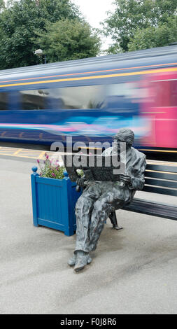 Scultura di Sir Nicholas George Winton MBE a Maidenhead Stazione ferroviaria -3 Foto Stock