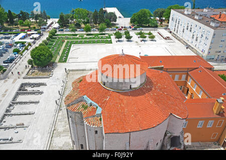 Vista aerea della chiesa bizantina di San Donato in i resti del Foro romano, in Zadar, Croazia. Sullo sfondo l'annuncio Foto Stock