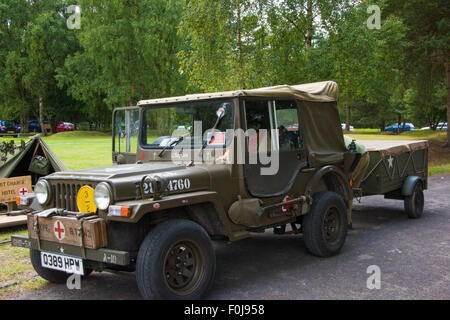 US Army Airborne esploratori di seconda guerra mondiale Jeep con un rimorchio sul display a Cannock Chase Visitor Center Foto Stock