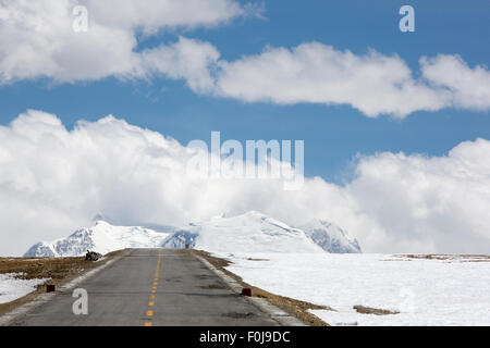 Strada diritta a Himalaya gamma su la Friendship Highway in Tibet Foto Stock