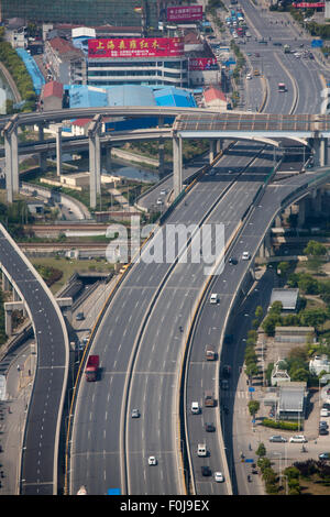 Vista Aeral di un vuoto in autostrada in Shanghai, vista dal piano. Cina 2013. Foto Stock