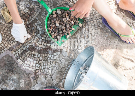 Gli archeologi recuperare artefatti mosaico. Mosaico romano nella grande Basilica di Plovdiv costruito nel quinto secolo. La Bulgaria, OLP Foto Stock