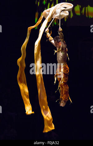 Circo di Shanghai - uomo non identificato acrobat in azione, Cina 2013. Foto Stock