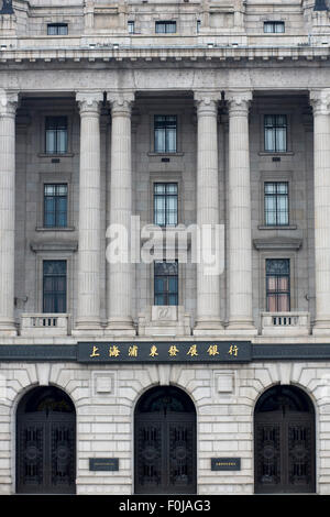 Architettura tradizionale sul Bund in rivolta di Shanghai Pudong. Il Bund è una zona fronte mare nel centro di Shanghai. Cina 2013. Foto Stock
