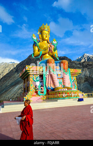 India Jammu Kashmir Ladakh Diskit il 32 m statua del Buddha Maitreya in Diskit monastero nella Valle di Nubra Foto Stock