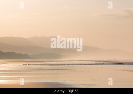 Sunrise mistico vista sulla spiaggia di Matapalo, Costa Rica. Matapalo si trova nel sud della costa del Pacifico. Foto Stock