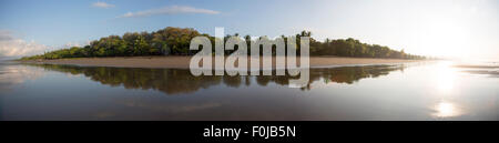 Vista panoramica della spiaggia di Matapalo nelle prime ore del mattino, nessun vento arriva a disturbare la pacifica dell'oceano, Foto Stock