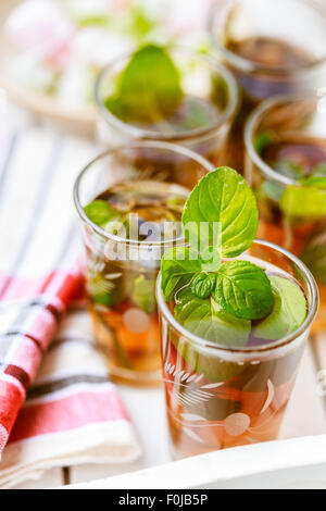 Marocchino tè alla menta in bicchieri Foto Stock