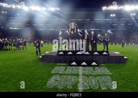 Auckland, Nuova Zelanda, funzione, evidenziare. Il 15 agosto, 2015. Auckland, Nuova Zelanda - 15 agosto 2015 - Richie McCaw degli All Blacks detiene la Bledisloe Cup Trofeo seguendo il campionato di rugby match tra la Nuova Zelanda All Blacks e Australia Wallaby presso Eden Park il 15 agosto 2015 ad Auckland, in Nuova Zelanda, funzione, evidenziare. Credito: dpa/Alamy Live News Foto Stock