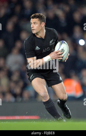 Auckland, Nuova Zelanda. Il 15 agosto, 2015. Auckland, Nuova Zelanda - 15 agosto 2015 - Daniel Carter degli All Blacks corre con la palla durante il campionato di rugby match tra la Nuova Zelanda All Blacks e Australia Wallaby presso Eden Park il 15 agosto 2015 a Auckland, Nuova Zelanda. Credito: dpa/Alamy Live News Foto Stock