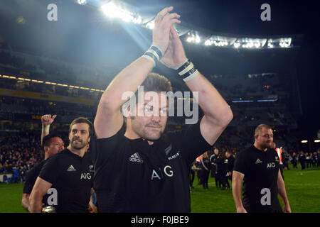 Auckland, Nuova Zelanda, funzione, evidenziare. Il 15 agosto, 2015. Auckland, Nuova Zelanda - 15 agosto 2015 - Richie McCaw degli All Blacks reagisce in seguito il campionato di rugby match tra la Nuova Zelanda All Blacks e Australia Wallaby presso Eden Park il 15 agosto 2015 ad Auckland, in Nuova Zelanda, funzione, evidenziare. Credito: dpa/Alamy Live News Foto Stock