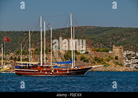 Caicco ormeggiato al di fuori del Castello di San Pietro alla città di Bodrum, Muğla Provincia, Turchia Foto Stock