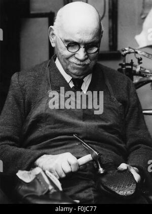 Persone, professioni, calzolaio, calzolaio di 90 anni sul lavoro, Basilea, febbraio 1971, diritti aggiuntivi-clearences-non disponibile Foto Stock