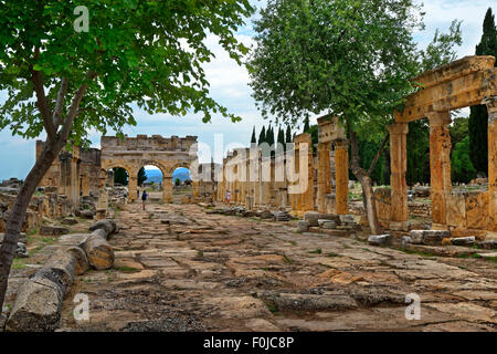 Rimane del frontino Street & il gate di Domiziano all'insediamento romano di Hierapolis sopra Pamukkale vicino a Denizli, Turchia. Foto Stock