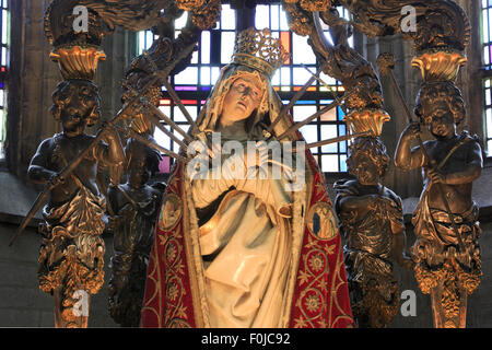 La statua della Madonna dei Sette Dolori' all interno della chiesa di Nostra Signora al di là del fiume Dyle in Mechelen, Belgio Foto Stock