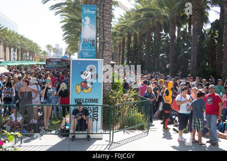 Anaheim, California, USA. Il 15 agosto, 2015. Una folla di persone in attesa di entrare nel Disney D23 Expo Fan event a Anaheim, CA, Stati Uniti d'America Agosto 15, 2015. Credito: Kayte Deioma/Alamy Live News Foto Stock